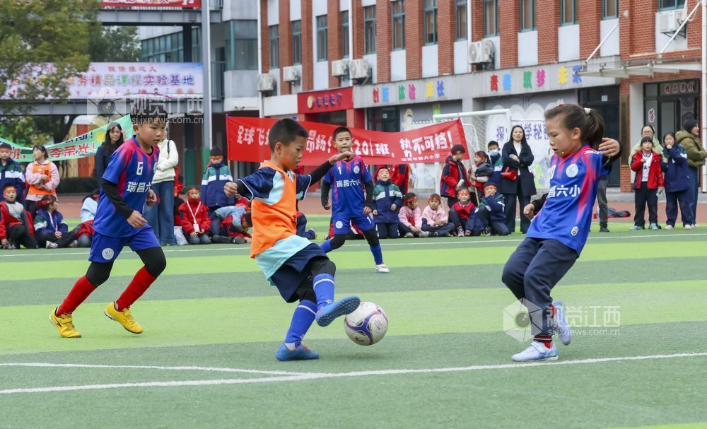 2025年12月5日,江西省瑞昌市第六小学第六届校园足球班级联赛开赛,学生们在绿茵场上展开对抗比赛。