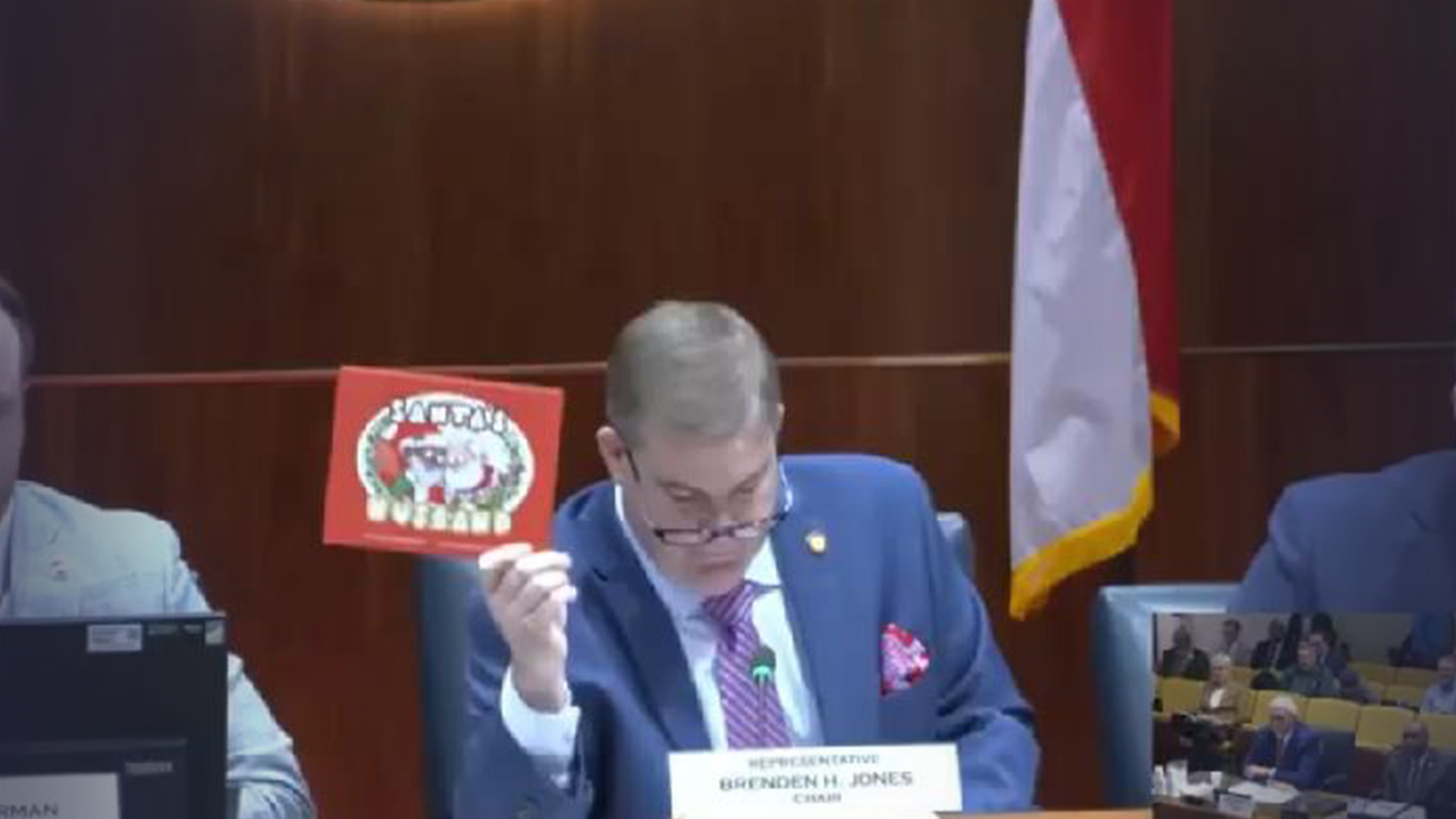 “圣诞老人和他丈夫在北极的生活”，美议员怒斥学区给幼儿园和小学生用“毒教材”