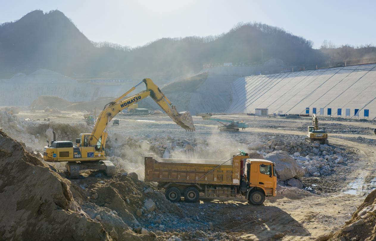 采风活动结束后，三地四县摄影家联合举办看片交流会，大家精心挑选采风期间的优秀作品，无偿赠予电站项目部，为这一重点工程留存了珍贵的建设影像资料，用镜头为工程建设镌刻时代印记。