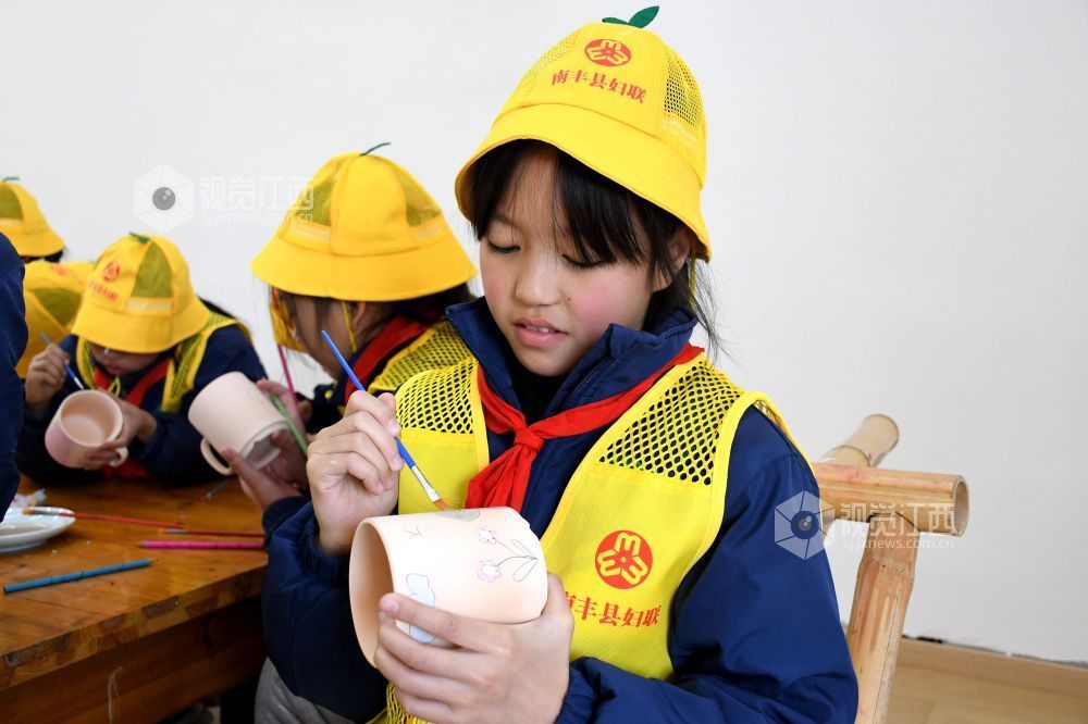 2025年12月9日,江西省抚州市南丰县妇联组织开展的“乐育桔娃·非遗润童心”公益研学活动走进白舍窑工坊,让学生们近距离感受千年古窑艺术带来的独特魅力。