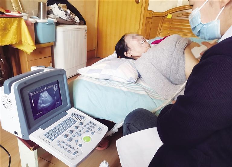 家庭医生为居民进行B超检查