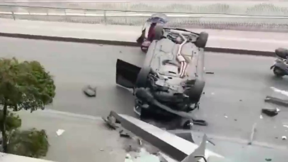 四川一宝马车祸后冲下路面，市民合力救人