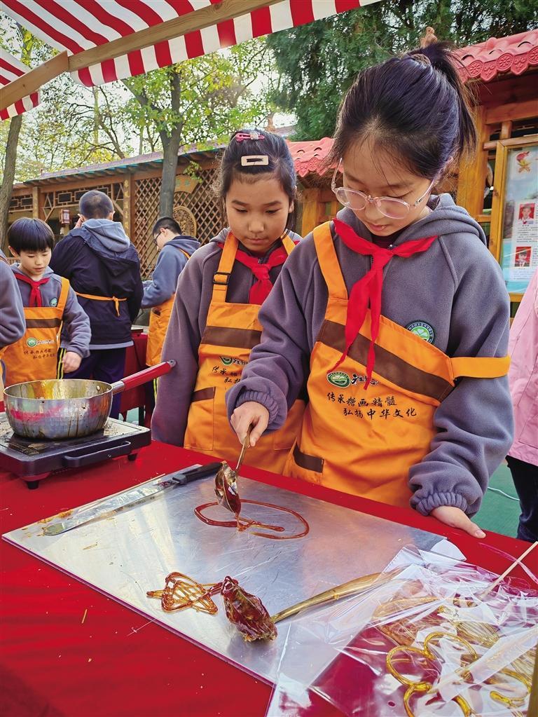 伏龙坪小学学生画糖画