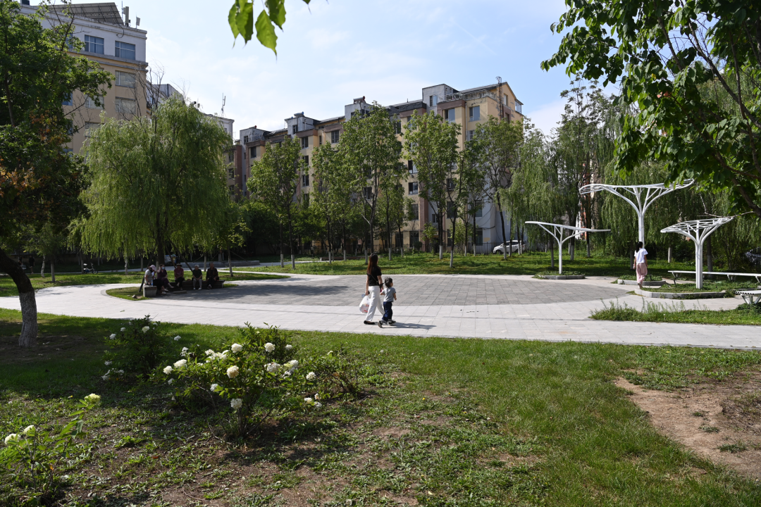 市民在颐和人家附近的“口袋公园”游玩