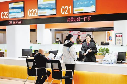 11月25日,衡水市市民中心高效办成一件事窗口,工作人员向办事群众介绍相关业务办理流程。