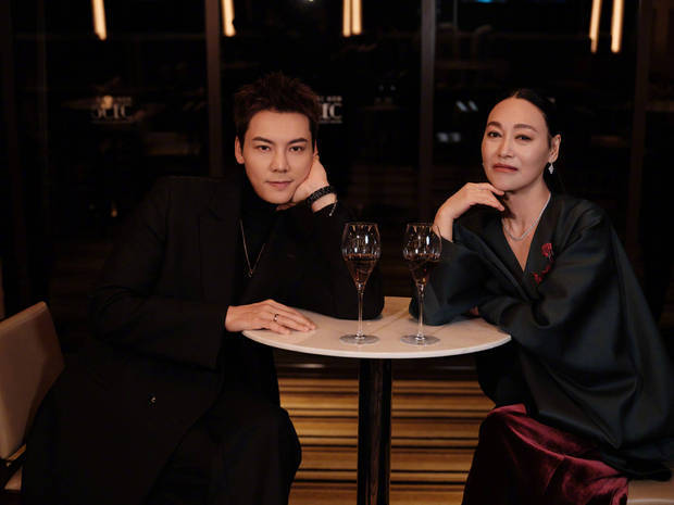 陈伟霆与惠英红面露浅笑，心情愉悦。