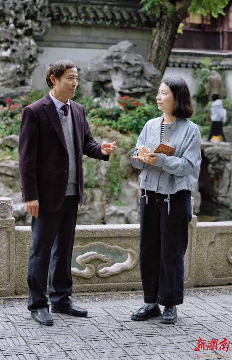 李定广教授(左)为湖南日报全媒体记者解联。