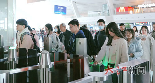旅客自助检票乘车。图/姜媛