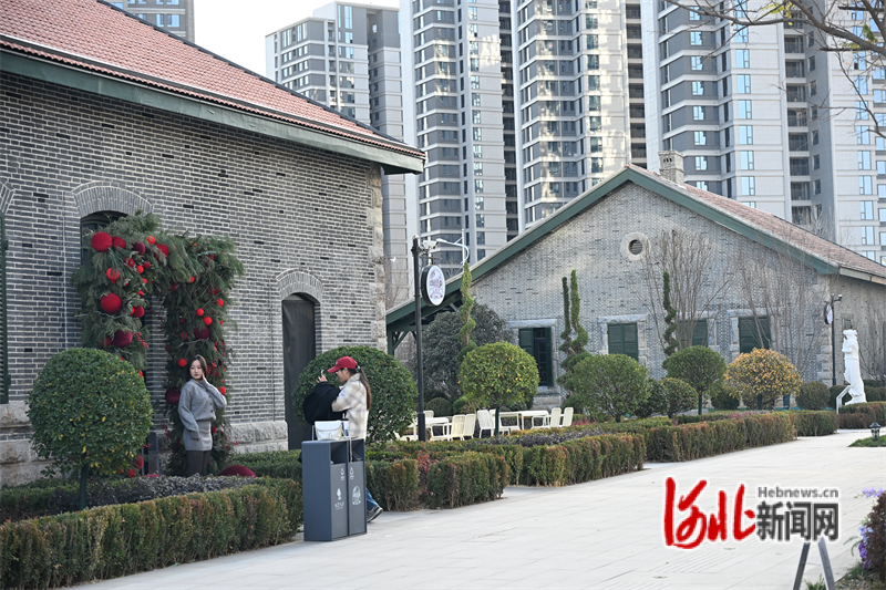 12月8日，游客在石家庄1905法式别墅园区内打卡拍照。这座园区由石家庄车辆厂法式别墅旧址修缮而来。