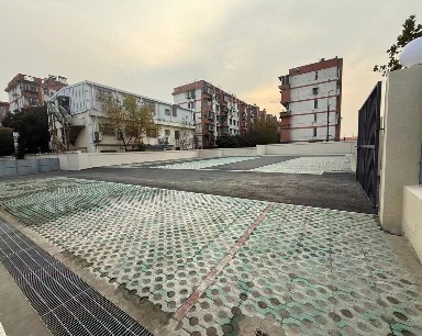 武汉一处闲置地变身便民停车场