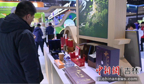 健博会吸引了来自东盟、美国、韩国、蒙古国等7个国际展团及41家港澳台侨企业参与。张瑶/摄