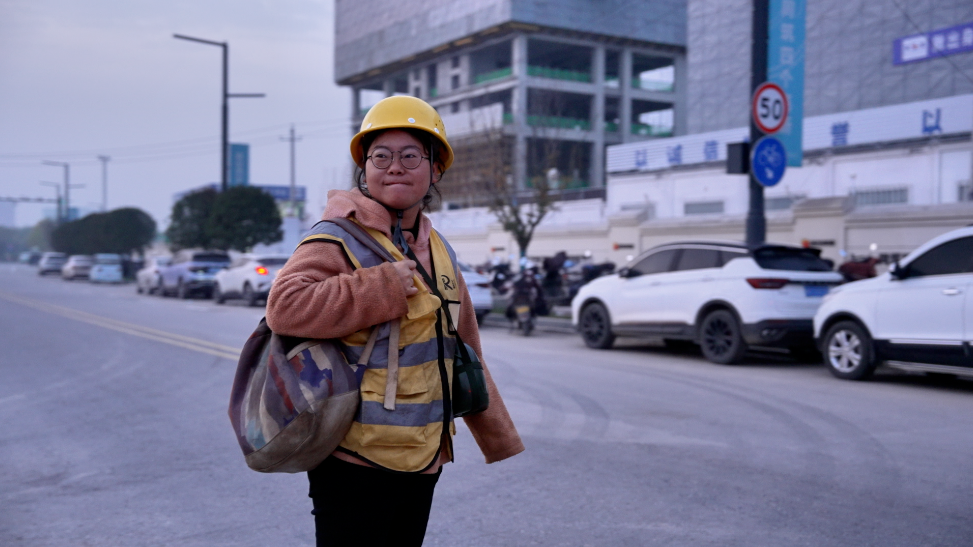 凤凰网《旅途》｜00后女孩工地绑钢筋5年，每天工作10小时