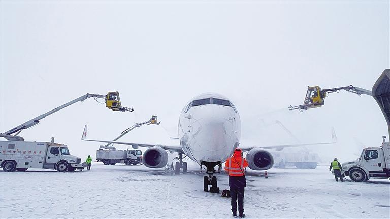 给客机除冰雪（省民航机场集团供图）
