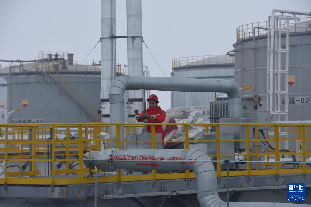 12月8日，在新疆吉木萨尔国家级陆相页岩油示范区，中国石油新疆油田页岩油联合站员工在巡检设备。新华社记者 顾煜 摄