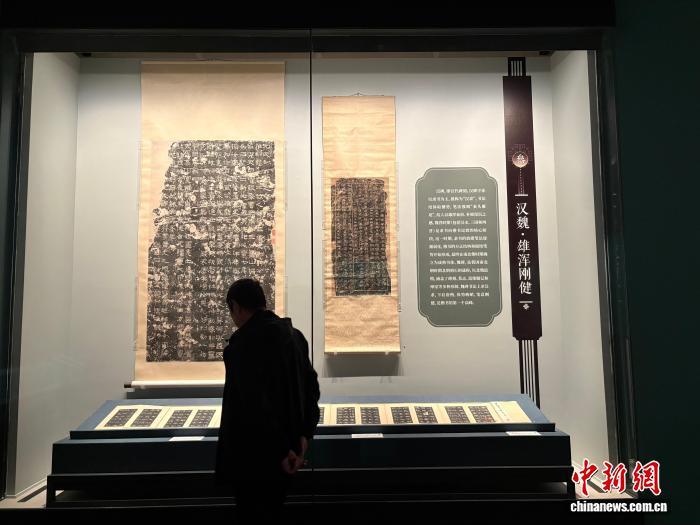 12月10日，“秋水长天——江西省博物馆藏金石碑帖展”在江西开展。记者 李韵涵 摄