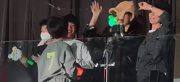 陈妍希谢楠与大家打招呼。