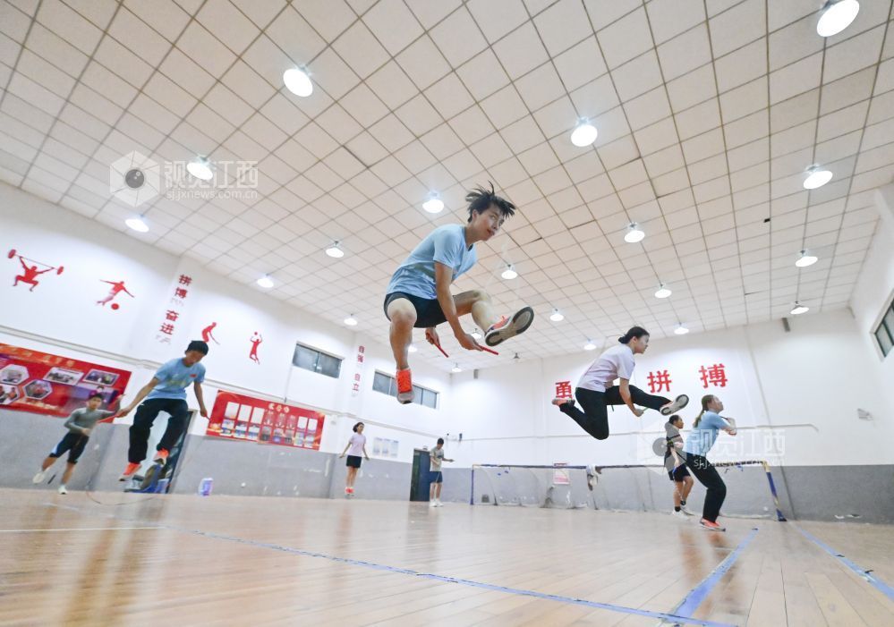 12月4日,队员们正在进行胯下动作训练。