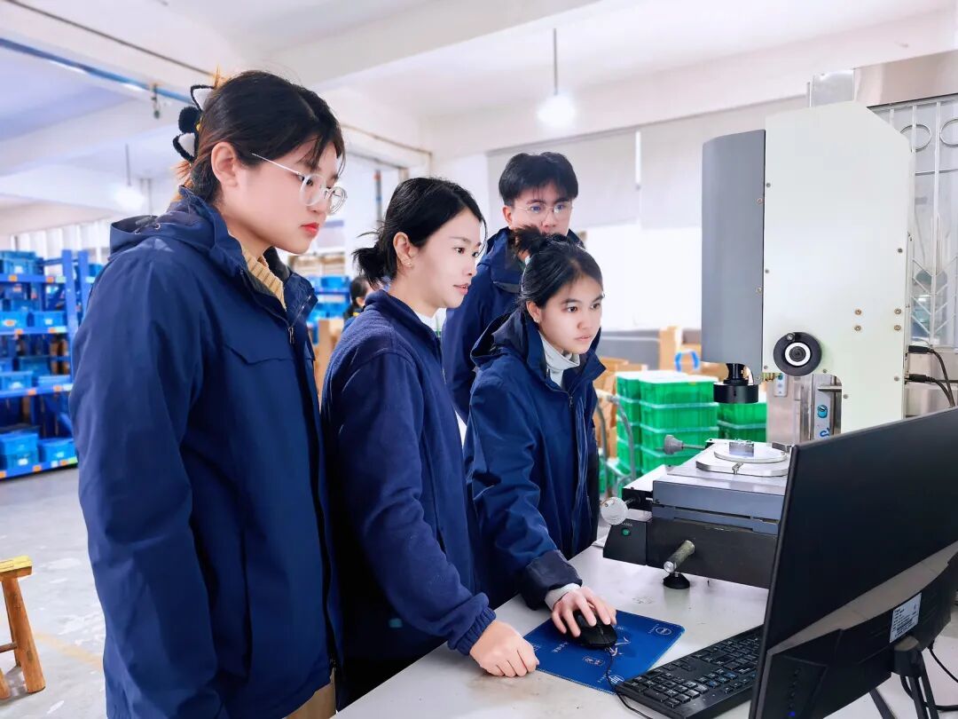 精密仪器旁,泰国学子屏息凝神紧盯操作面板,沉浸式学习实操技能。