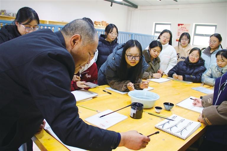 康存良带领文物修复与保护专业学生开展彩陶绘画实训