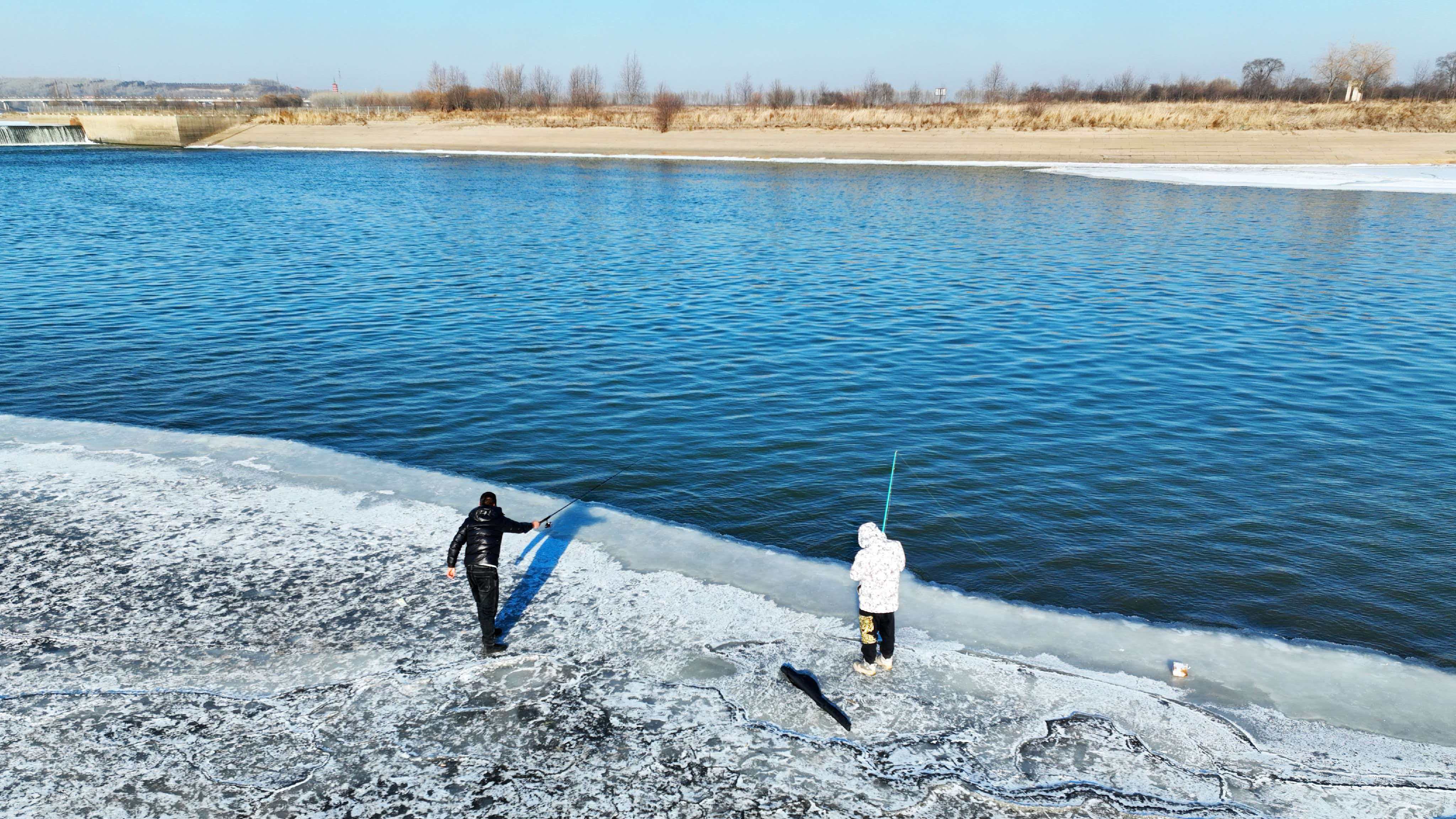 寒冬里的灵动景致！兰西南山景区呼兰河段现“活水瀑布”