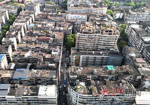 东湖区改造前的楼栋屋顶。