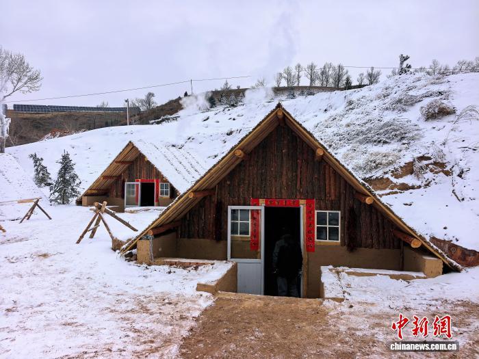 12月12日，“京津冀北极村雪乡——林场时光1962”复刻的20世纪60年代塞罕坝林场职工居住的“地窨子”。　张桂芹 摄