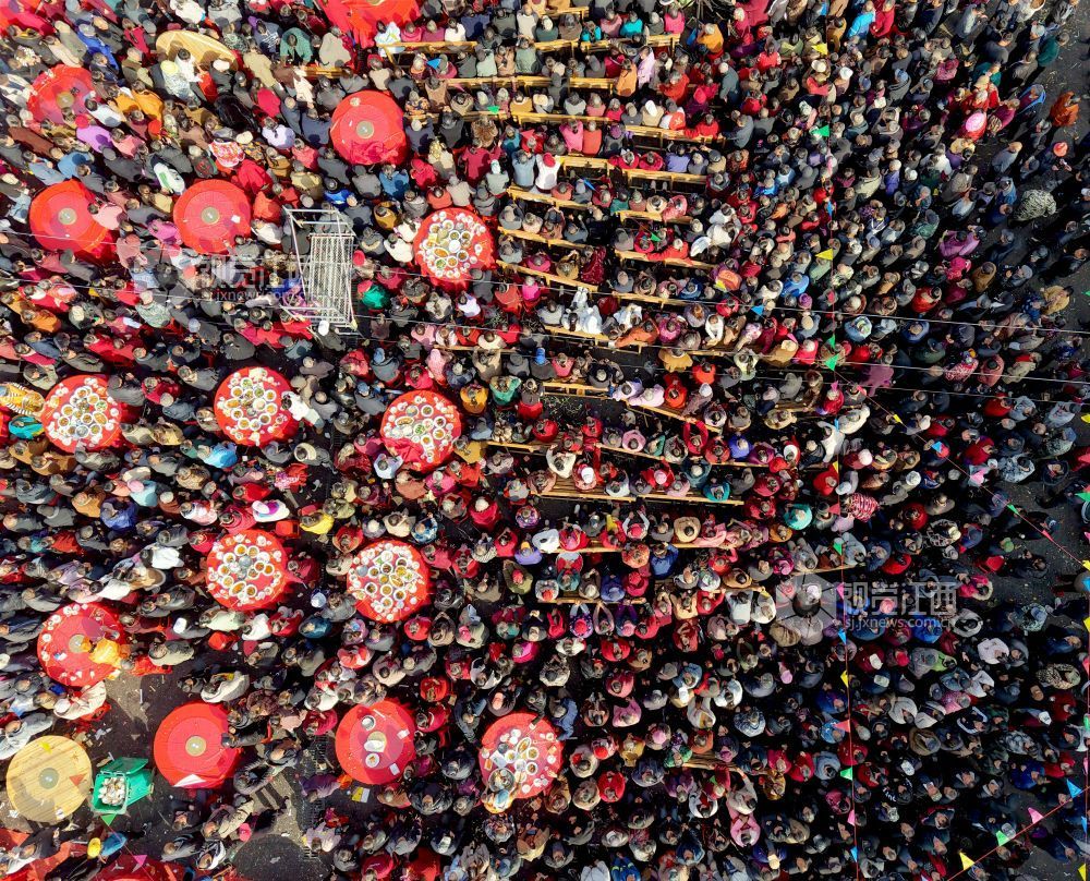 2025年11月27日，在江西景德镇市乐平市众埠镇楼前村临时搭建的舞台前，四邻八乡赶来的村民群众正在观看精彩的赣剧表演。