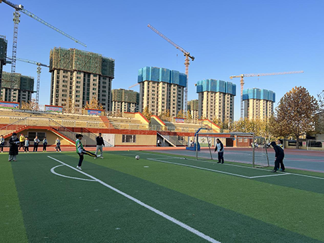 (图为东河南大庄小学5号队员罚球点球 北戴河新区教育局供图)