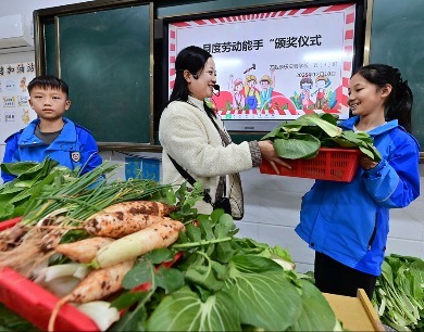 江西万载：劳动实践促成长