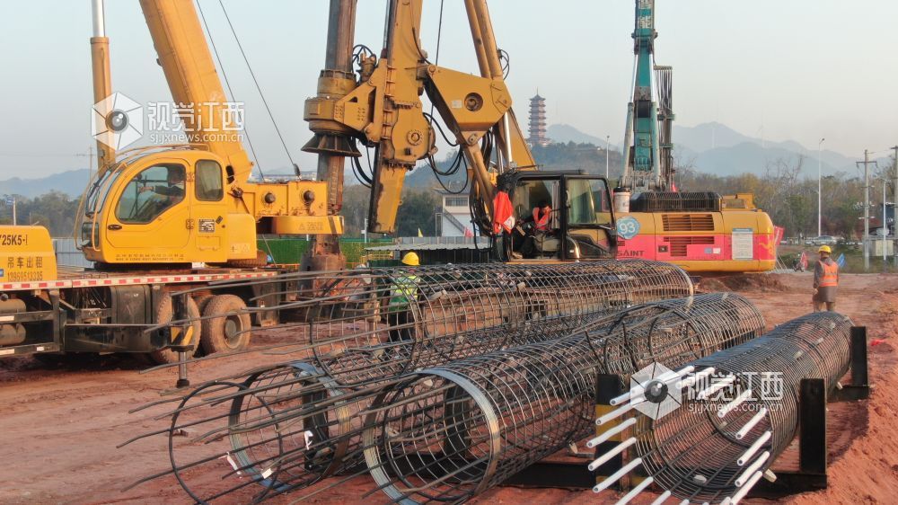 2025年12月8日，在江西省吉安市遂川县泉江镇的长赣高铁遂川段施工现场，机械轰鸣作响，一片繁忙。