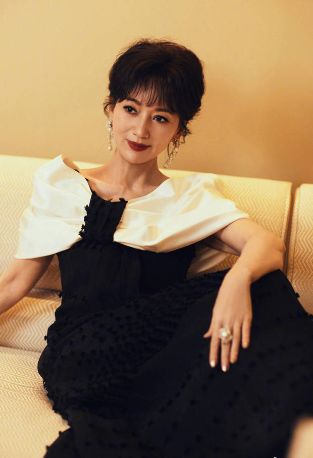 赵雅芝上演眼神杀,霸气外露。