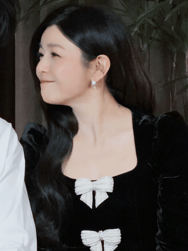 陈妍希侧脸微笑,可爱俏皮。