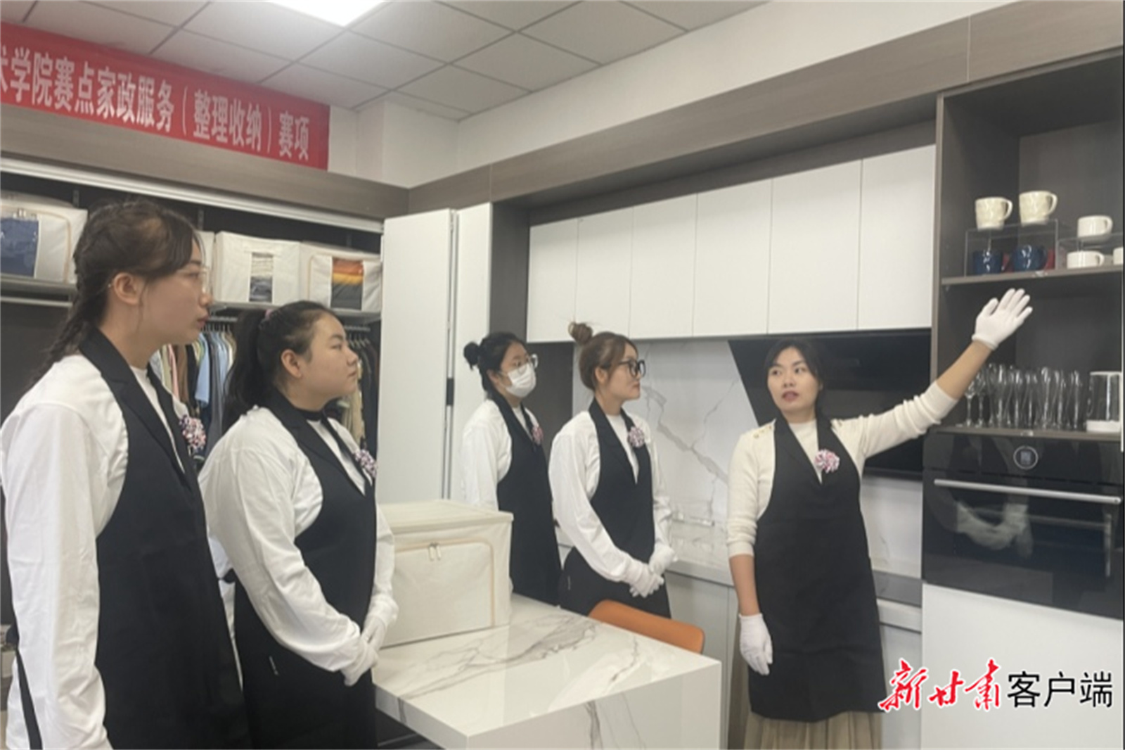 老师在进行收纳整理指导