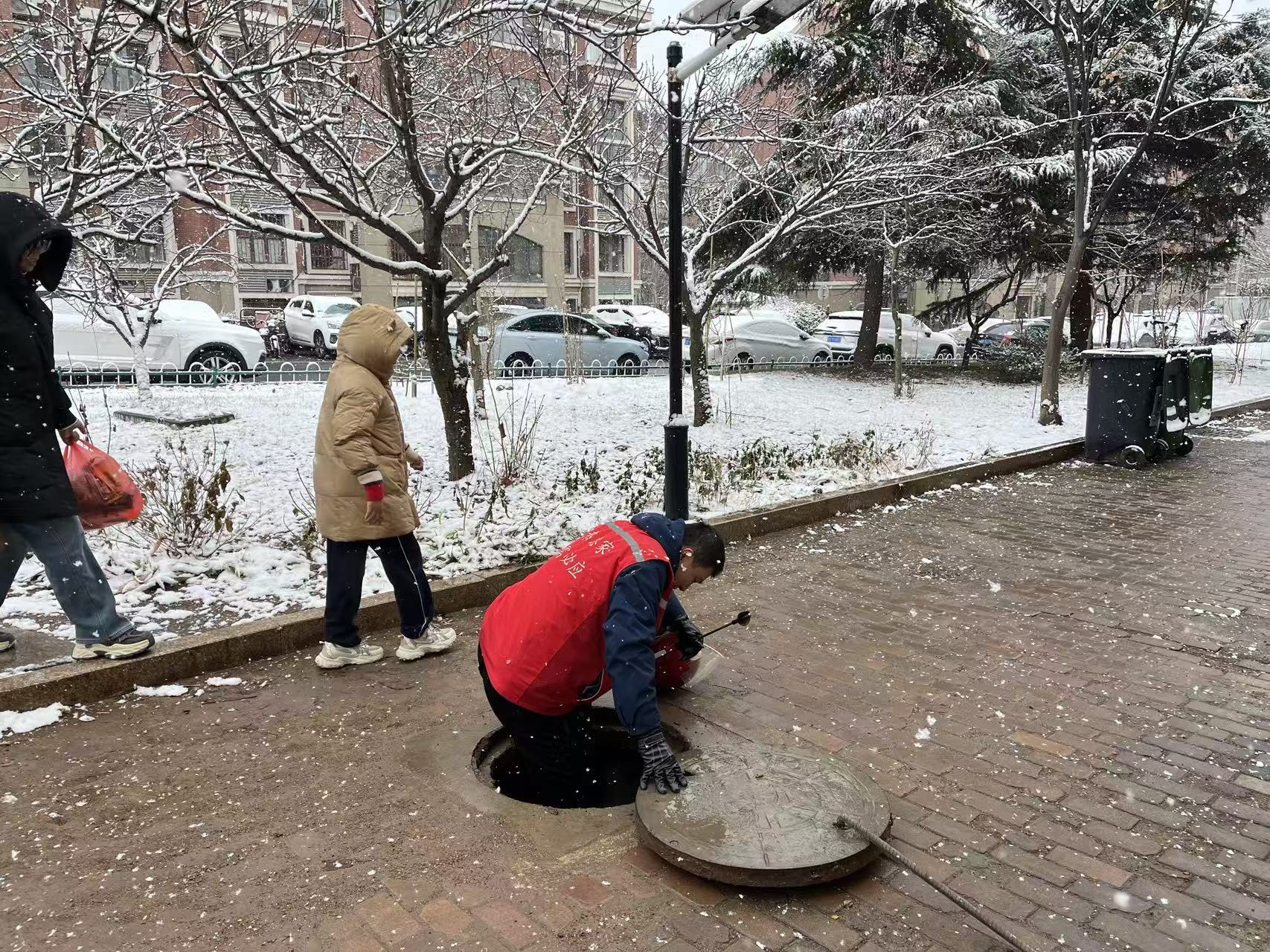 风雪中的“即热人”：守护墨城温暖的第一道防线
