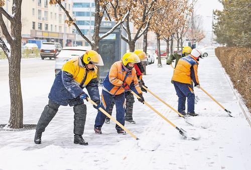 12月12日，张家口市崇礼区环卫工人在清理积雪。当日，张家口市迎来降雪天气，张家口市环卫、交通等部门出动人员、车辆及时清理道路积雪，确保城市路网安全畅通。本报记者 耿 辉摄