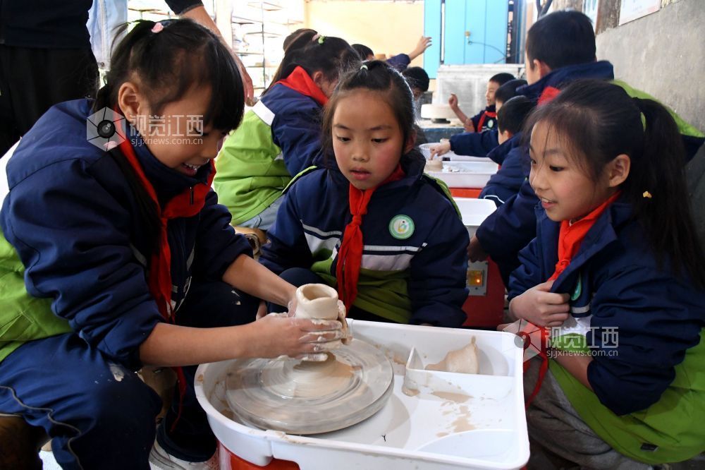 2025年12月9日,江西省抚州市南丰县妇联组织开展的“乐育桔娃·非遗润童心”公益研学活动走进白舍窑工坊,让学生们近距离感受千年古窑艺术带来的独特魅力。