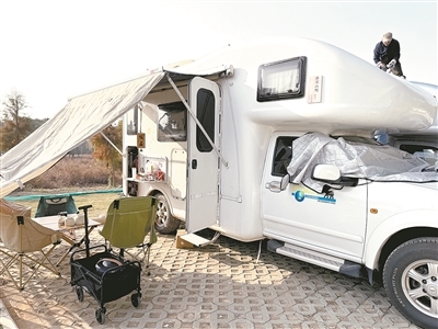 游客给房车加水