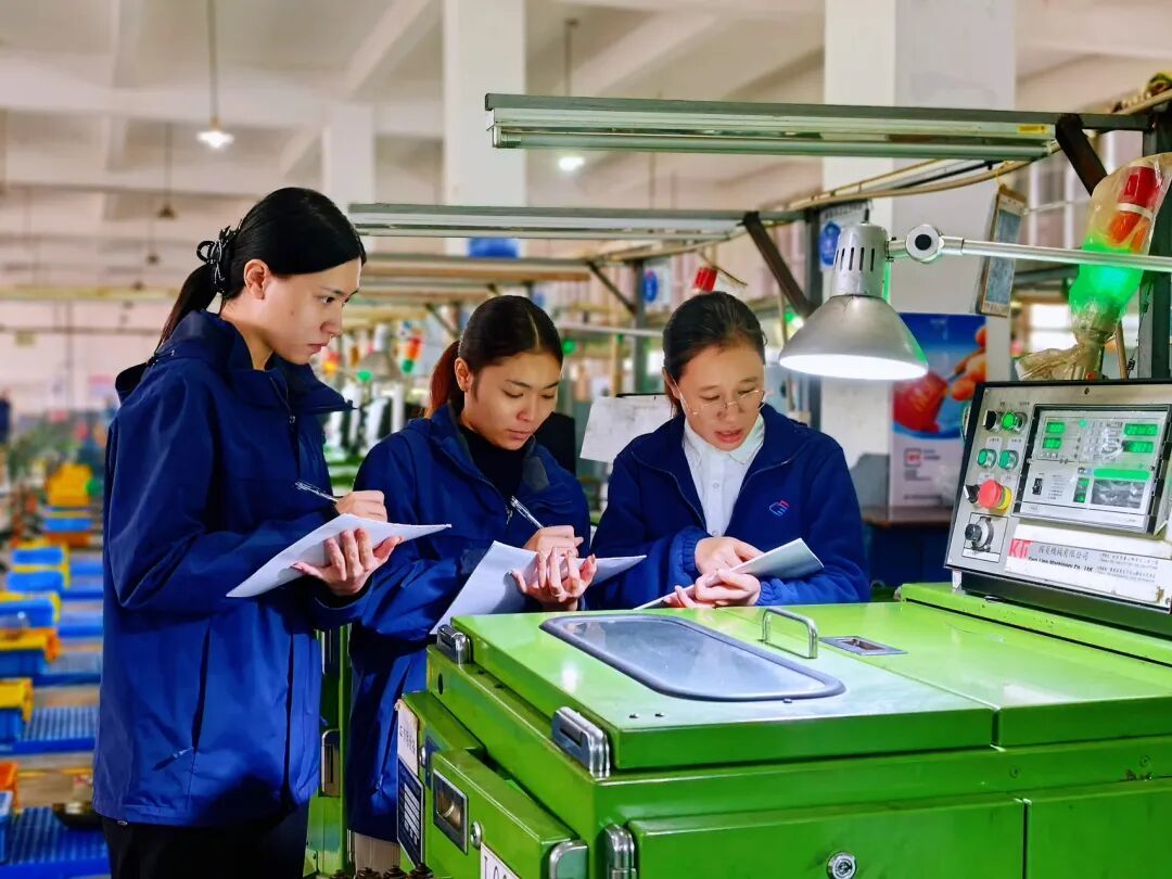 泰国学子专注聆听指导,指尖在电脑程序界面上认真操作实践。