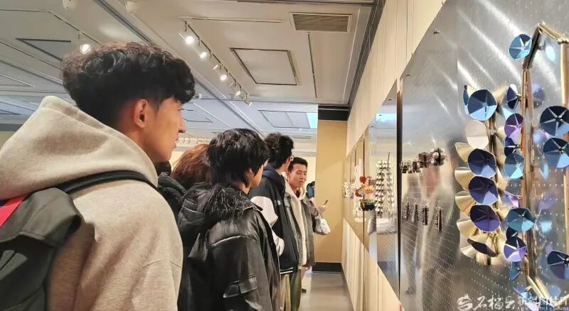 新疆艺术学院师生参观展览。