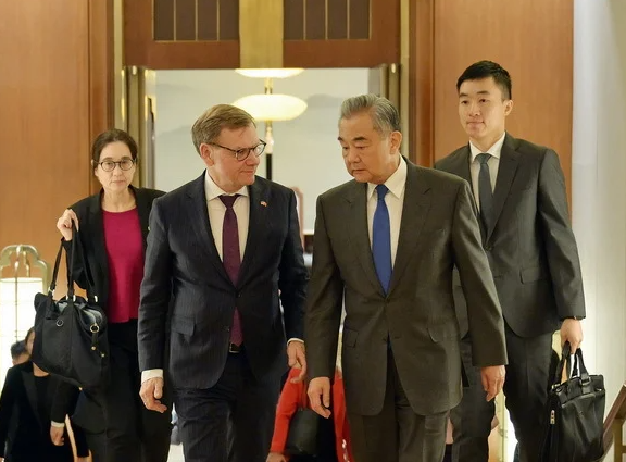 凤凰早报|王毅阐述台湾地位被“七重锁定”;日本7.5级地震后再发强震警告