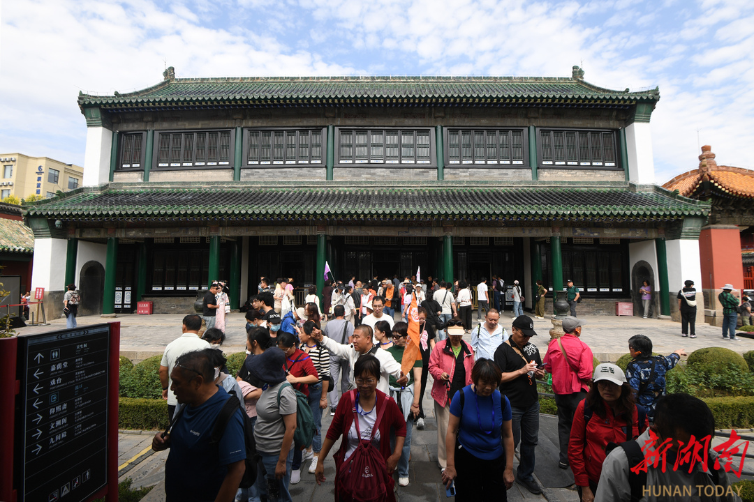 沈阳故宫博物院文溯阁前,游客云集。