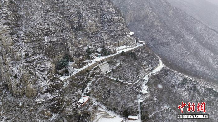 图为响堂山石窟雪景。(无人机照片)李栋 摄