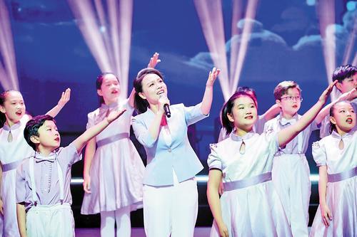 11月28日，河北省道德模范先进事迹基层巡演首场演出在正定县举行，马孟楠和马兰花儿童声合唱团表演节目《你是天上的星》。 受访者供图