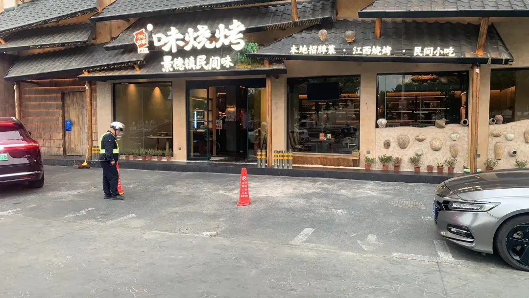 景德镇整治违停、占道经营、私占公共车位等现象 缓解群众停车难题