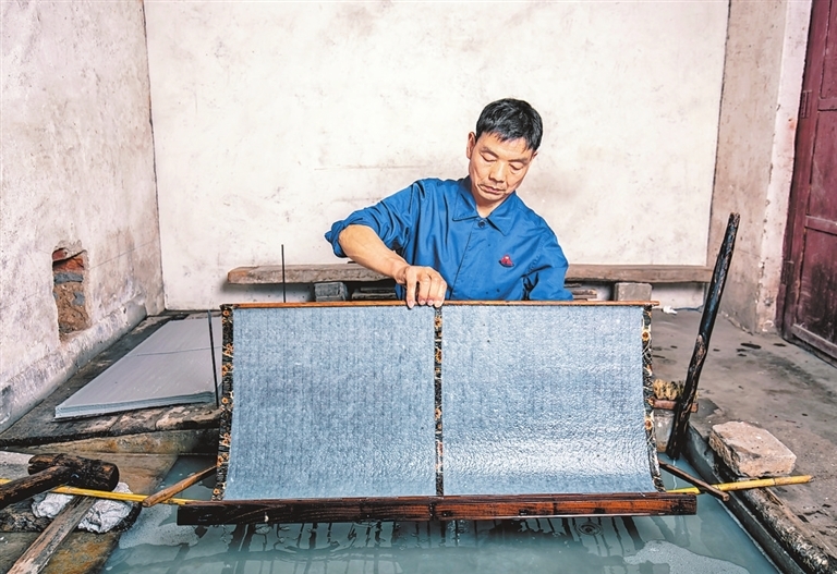 新密市大隗镇的传统手工技艺——麻纸制作技艺(手工造纸)。 受访者供图