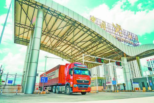 龙南保税物流中心“ 东盟直通车”开通,直连国际通道,赋能产业升级,为赣南开放型经济注入新动力。通讯员 张子洪摄