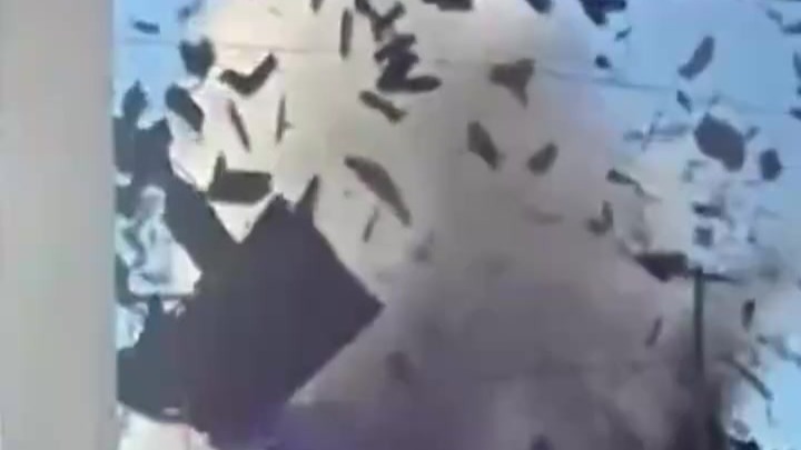 一秒化为废墟，美国一住宅区燃气管道爆炸，整栋房子瞬间被掀翻，居民：就像在看战争视频