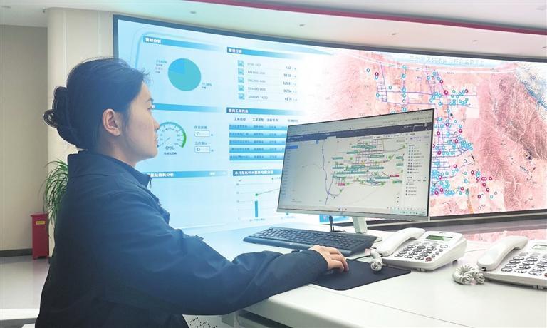 工作人员通过智慧水务平台监控各环节运行情况