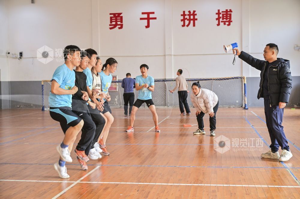 12月3日,南昌市特殊教育学校体育场,“光明行”跳绳队的队员们正在认真练习“八人集体速度跳”项目。