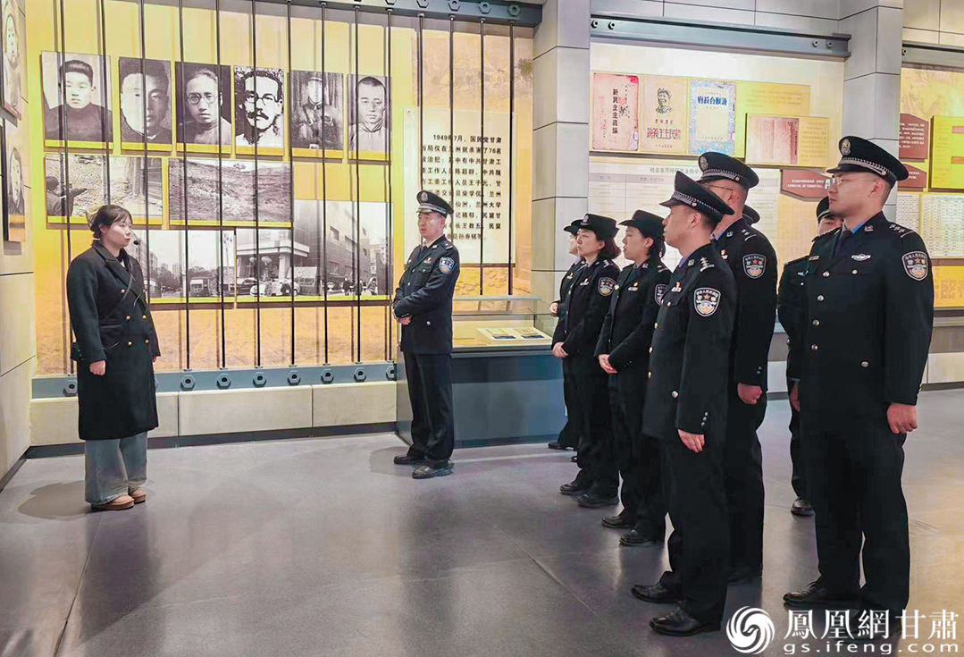 甘肃出入境边防检查总站兰州出入境边防检查站党员民警代表走进兰州战役纪念馆，缅怀英雄先烈。